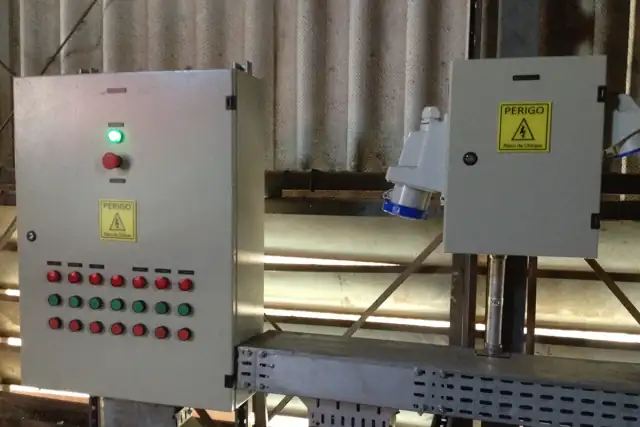 Painéis elétricos de proteção montados lado a lado